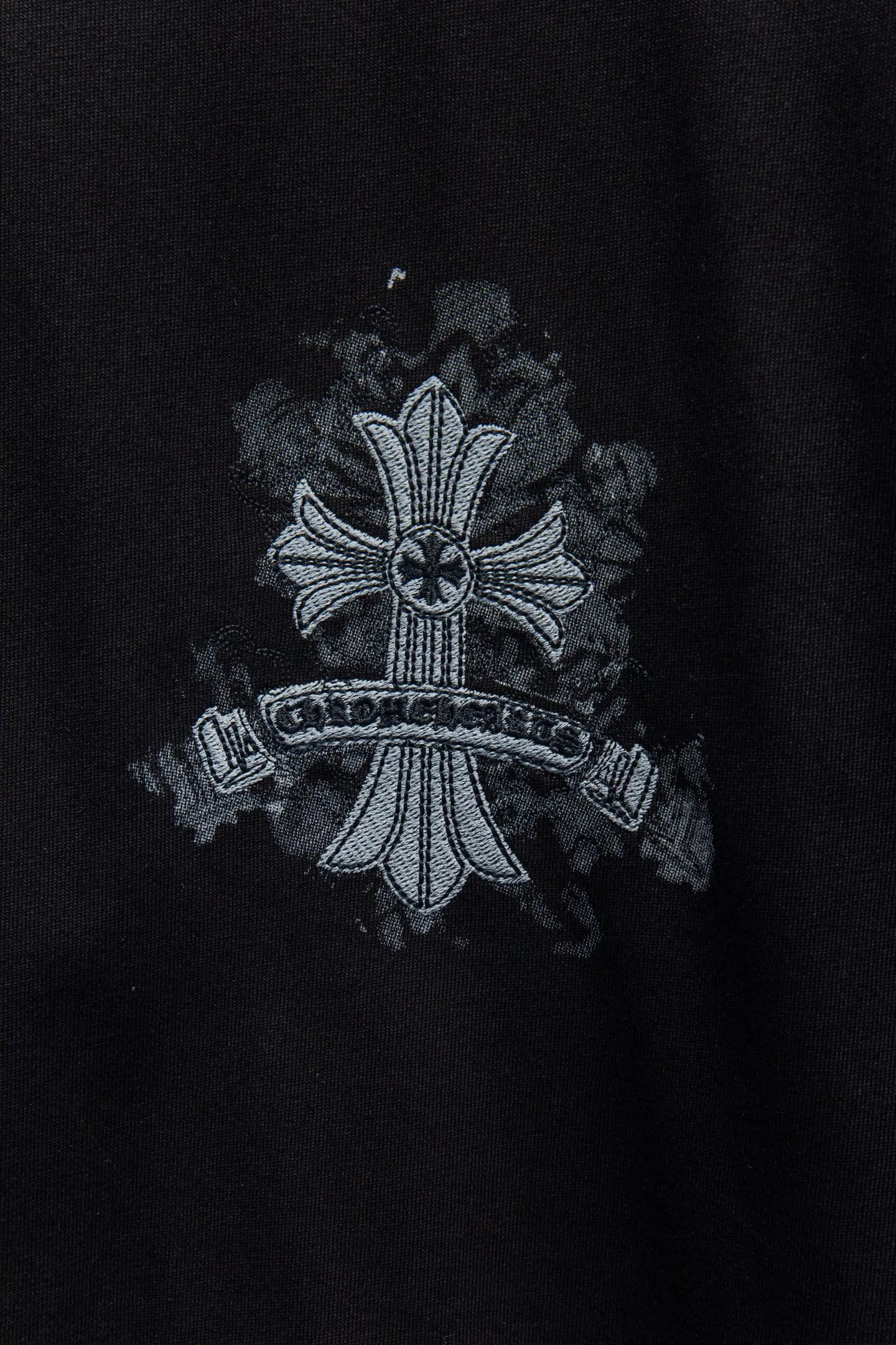 P180 🆕Chrome hearts 25ss os version is really charming and Chrome hearts are really unique. Each season's new version is made to the extreme. It is very practical and can be worn casually. Nice✔️ - ⚠️100% cotton. It is made of 32-count double yarn, 260-gram weight fabric and imported knitted needle carded cotton. It has moderate thickness, drape and contour, and the upper body is comfortable! ! It is very tolerant to fat body types and can instantly lose five pounds after wearing it!  The front and rear panels are hand-printed on the silk screen platen, and the 3D full-color scan pattern is used as film to ensure that the printing pattern is restored to the highest degree, and the printing is made to have a cracking effect and is reinforced and not easy to fall off. The upper and lower LOGO printing has a strong touch texture. The printing material uses environmentally friendly active water slurry and anti-sublimation liquid for the base. The garments can withstand washing without stripping. The addition of handmade elements to the body of the garment greatly increases the interest of the garment and creates a unique visual effect. After special treatment, a unique effect is formed. An irregular hem is added to the version. This year's Kroxin is the main version. In the past two years, the oversize version has become the focus of the trend and has been a popular staple in the past two years. The change of designers has made this brand an instant hit. The progressive fashion of the times also needs the blood impact of fresh elements and trendy designs in order to continue its glory! It’s stylish both inside and outside, a must-have for high street travel! An absolute "eye-catching style" that can match couples 💏 Color: Black White Size: S M L XL